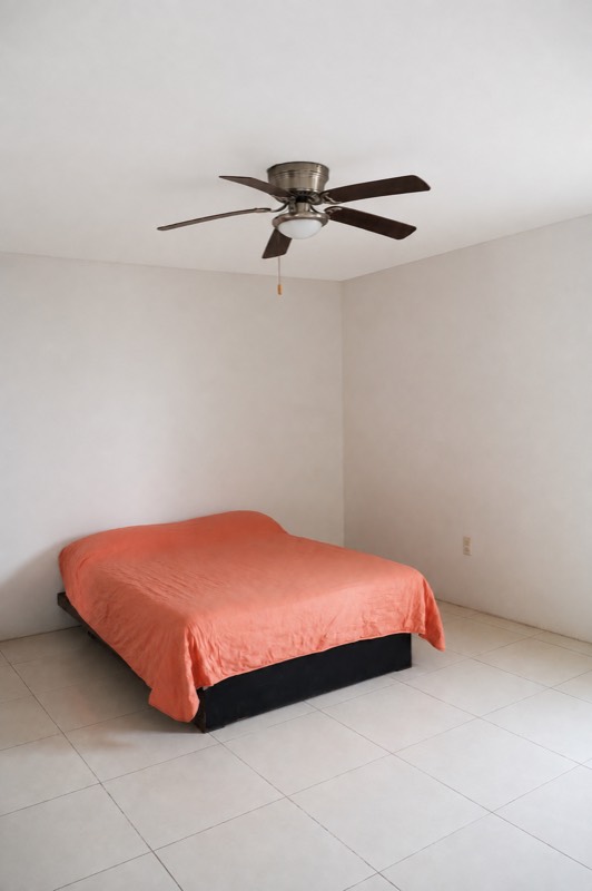 Recámara con cama naranja