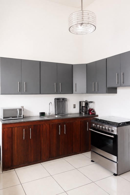 Cocina equipada en gris y madera