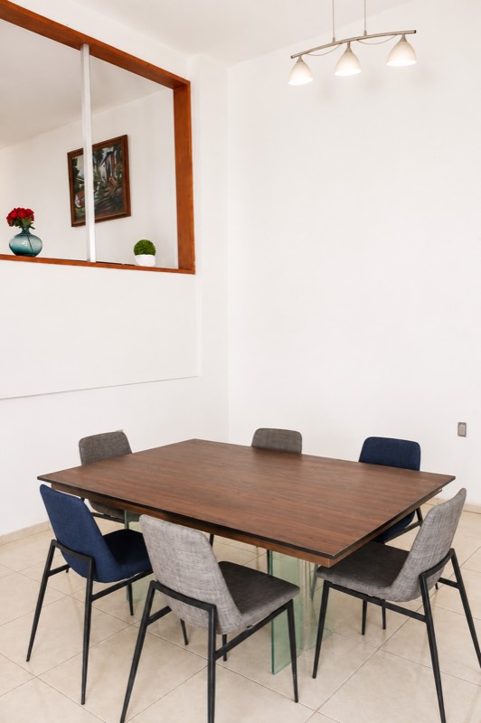 Mesa de comedor de madera con sillas