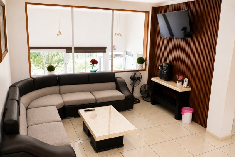 Sala con sillón en L y televisión