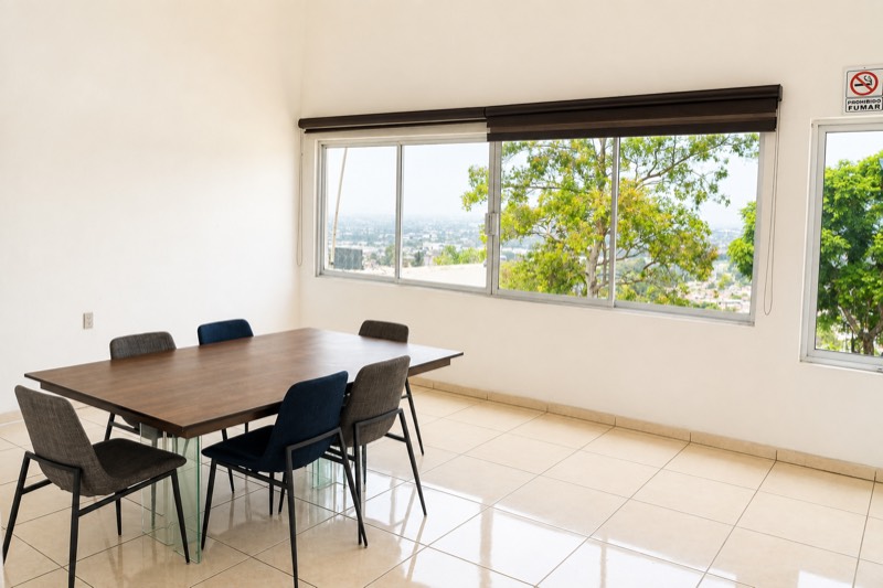 Comedor con ventana grande y vista a la ciudad